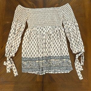 Socialite off-the-shoulder top Size M